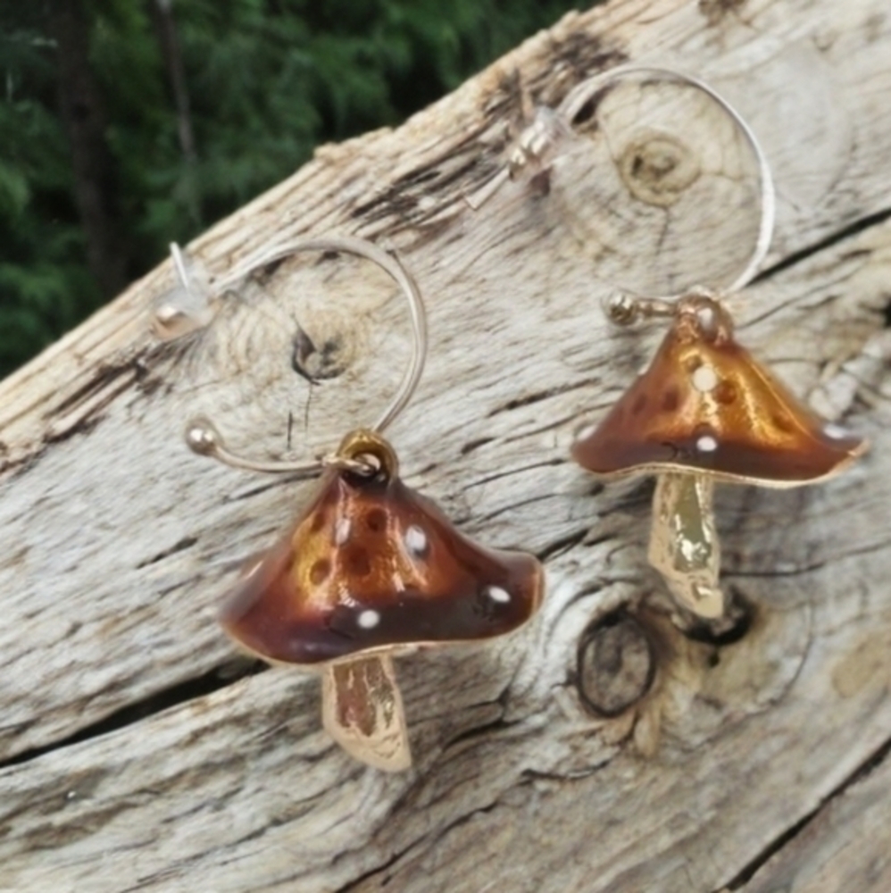 MODCLOTH GOLDEN CARAMEL MUSHROOM EARRINGS